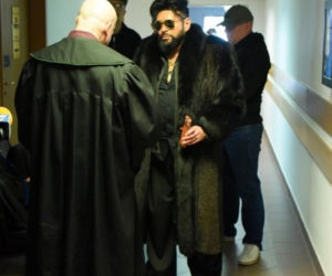 Krzysztof Rutkowski w futrze w sądzie