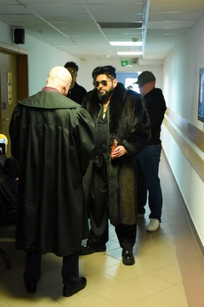 Krzysztof Rutkowski w futrze w sądzie