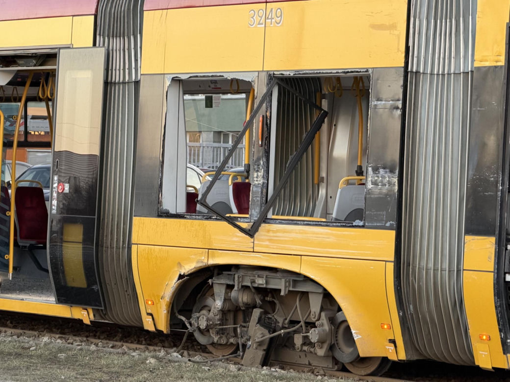 Zderzenie ciężarówki z tramwajem i potrącenie na torowisku; utrudnienia w kursowaniu tramwajów