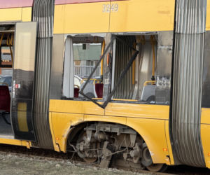 Zderzenie ciężarówki z tramwajem i potrącenie na torowisku; utrudnienia w kursowaniu tramwajów