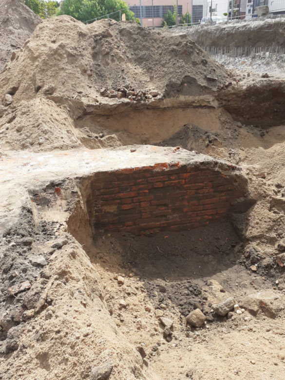 Sensacyjne odkrycie archeologiczne w centrum Torunia! Fragment średniowiecznego muru zewnętrznego fosy nowomiejskiej