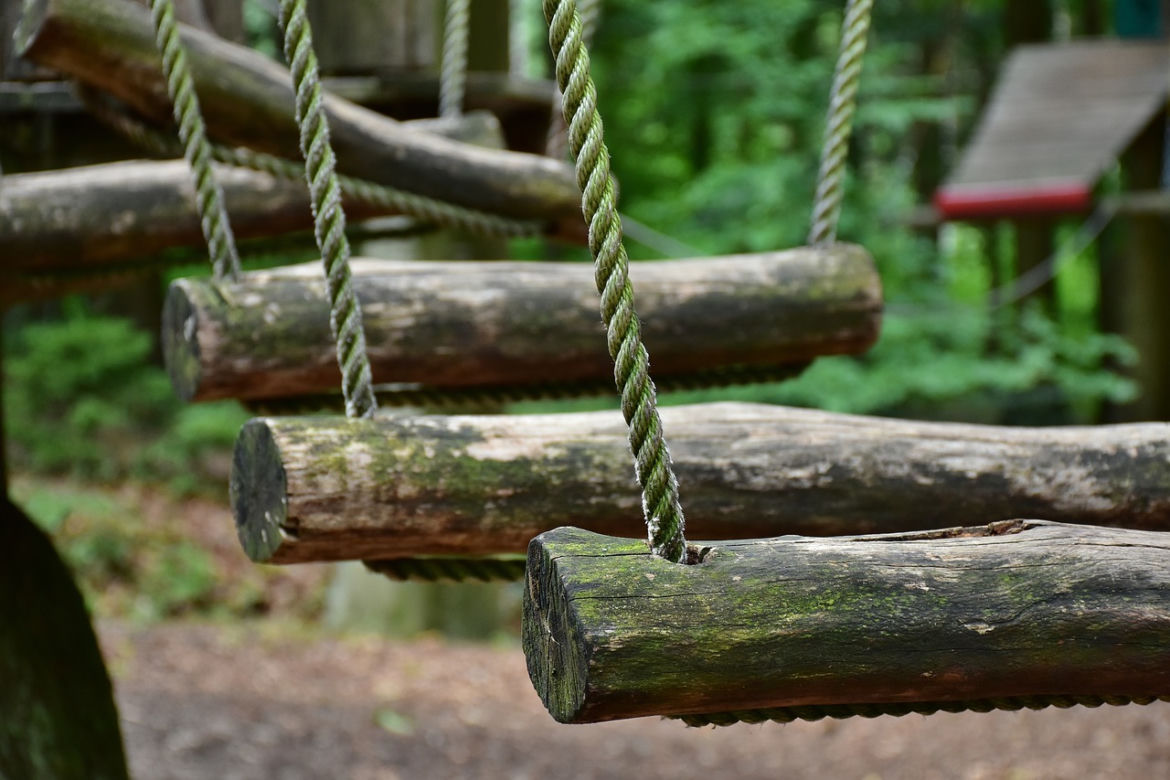 Mini drewniany park linowy pod Skarpą Warszawską (Śródmieście)
