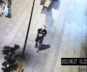 Śląskie: Brutalne pobicie w samym centrum miasta. Wszystko nagrały kamery. Napastnicy są poszukiwani przez policję
