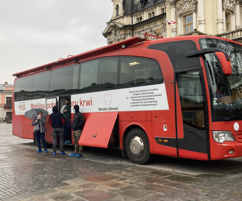Autobus RCKiK zaparkował na nowosądeckim Rynku. Tu można oddać krew