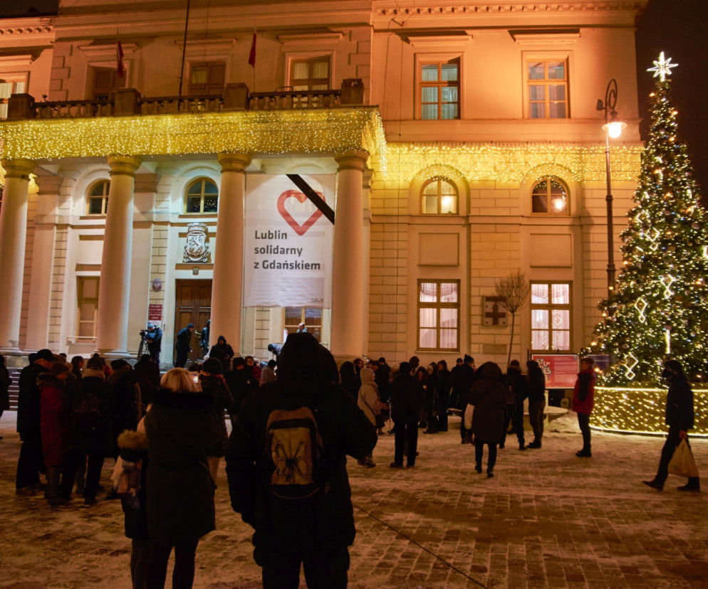 Lublin solidarny z Gdańskiem. Setki osób przed ratuszem