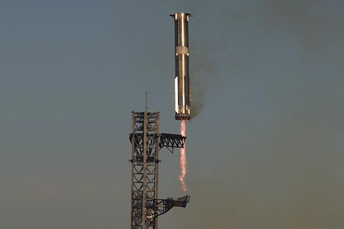Statek kosmiczny Starship stracił w czwartek łączność z bazą i rozpadł się w powietrzu podczas swojego siódmego lotu próbnego. 