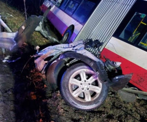 Śmiertelny wypadek w Gdańsku w piątek, 12.03.2021 r. Samochód osobowy zderzył się z autobusem