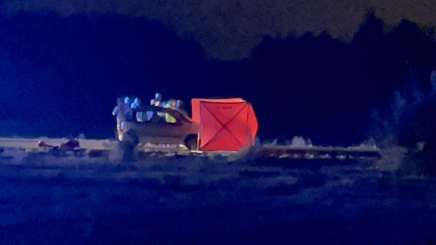 Koszmar pod Żyrardowem. 43-latek potrącony przez tira i samochód. Nie żyje