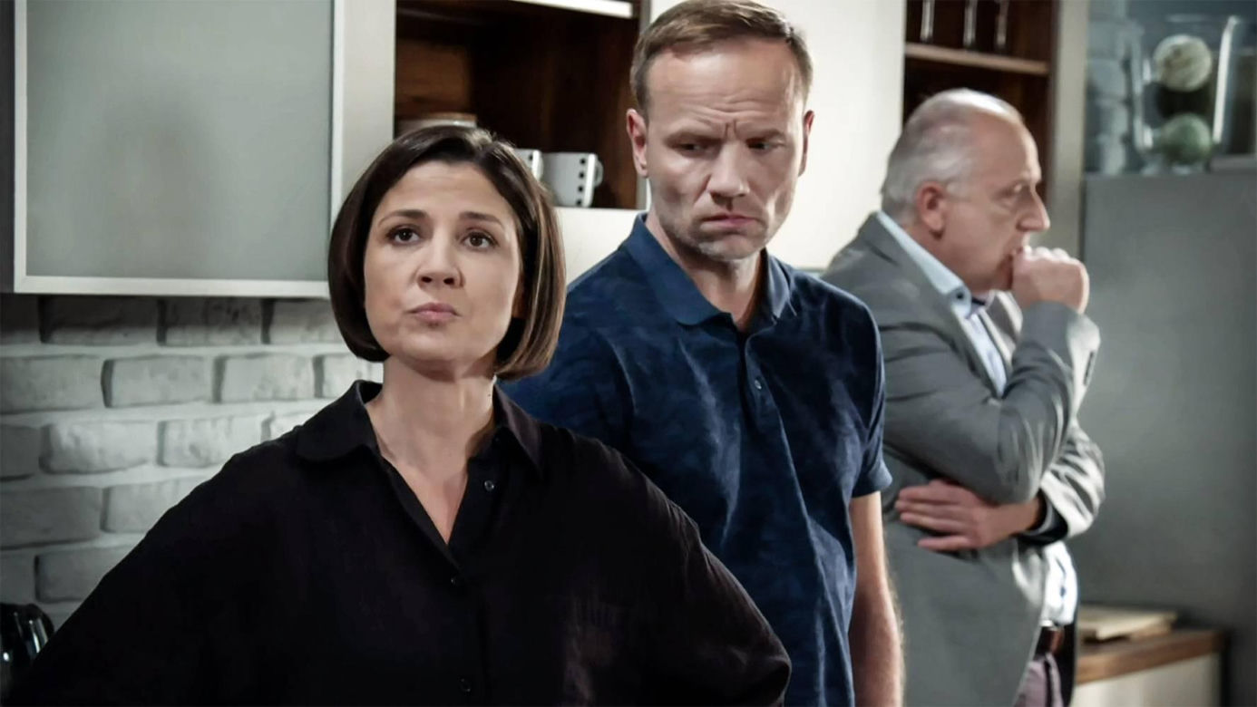 Pierwsza miłość odc. 4106. Janek (Maciej Mikołajczyk), Kinga (Aleksandra Zienkiewicz), Marek (Maciej Tomaszewski)