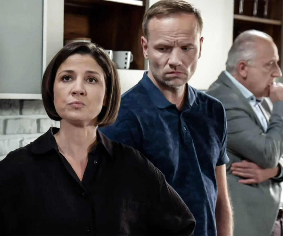 Kinga Żukowska, grana przez Aleksandrę Zienkiewicz, Marek Żukowski, grany przez Macieja Tomaszewskiego, i Jan Stańczuk, grany przez Macieja Mikołajczyka, z zamyślonymi minami. Zdjęcie ilustruje emocje z odcinka 4139 serialu Pierwsza miłość o tajemniczym intruzie w mieszkaniu Kingi, o czym przeczytasz na Super Seriale.