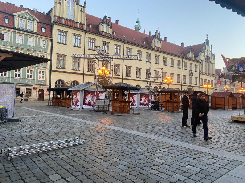 Choinka we Wrocławiu prawie gotowa. Zdania mieszkańców znowu podzielone [ZDJĘCIA]