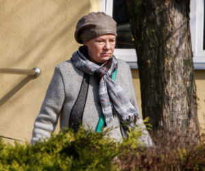 Kotulanka wyrzuca flaszkę