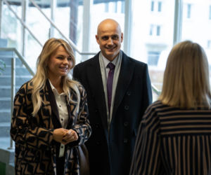 Na dobre i na złe odc. 986. Agata Woźnicka (Emilia Komarnicka), Rafał Konica (Robert Koszucki), dyrektorka (Katarzyna Anzorge)