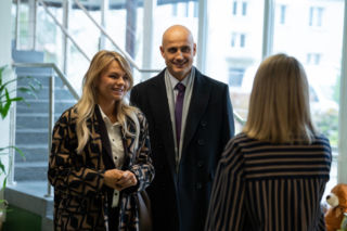 Na dobre i na złe odc. 986. Agata Woźnicka (Emilia Komarnicka), Rafał Konica (Robert Koszucki), dyrektorka (Katarzyna Anzorge)