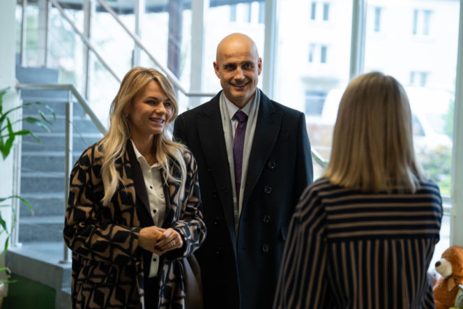 Na dobre i na złe odc. 986. Agata Woźnicka (Emilia Komarnicka), Rafał Konica (Robert Koszucki), dyrektorka (Katarzyna Anzorge)