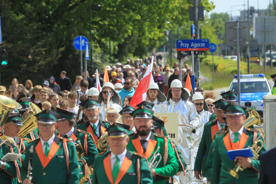 Warszawa pielęgnuje tradycję hutniczą. Kolorowa parada przeszła ulicami miasta