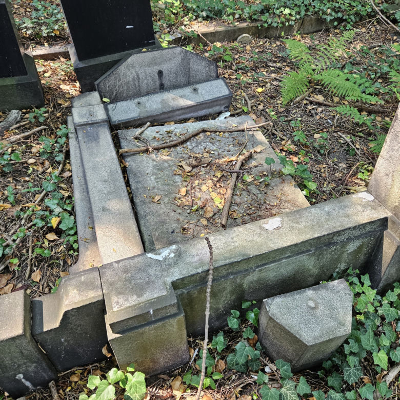 Wandale zdewastowali kilkanaście nagrobków na Cmentarzu Żydowskim w Katowicach