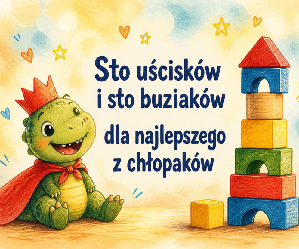 Mały smok w koronie i pelerynie obok wieży z klocków. Życzenia na Dzień Chłopaka dla dzieci znajdziesz na SE.