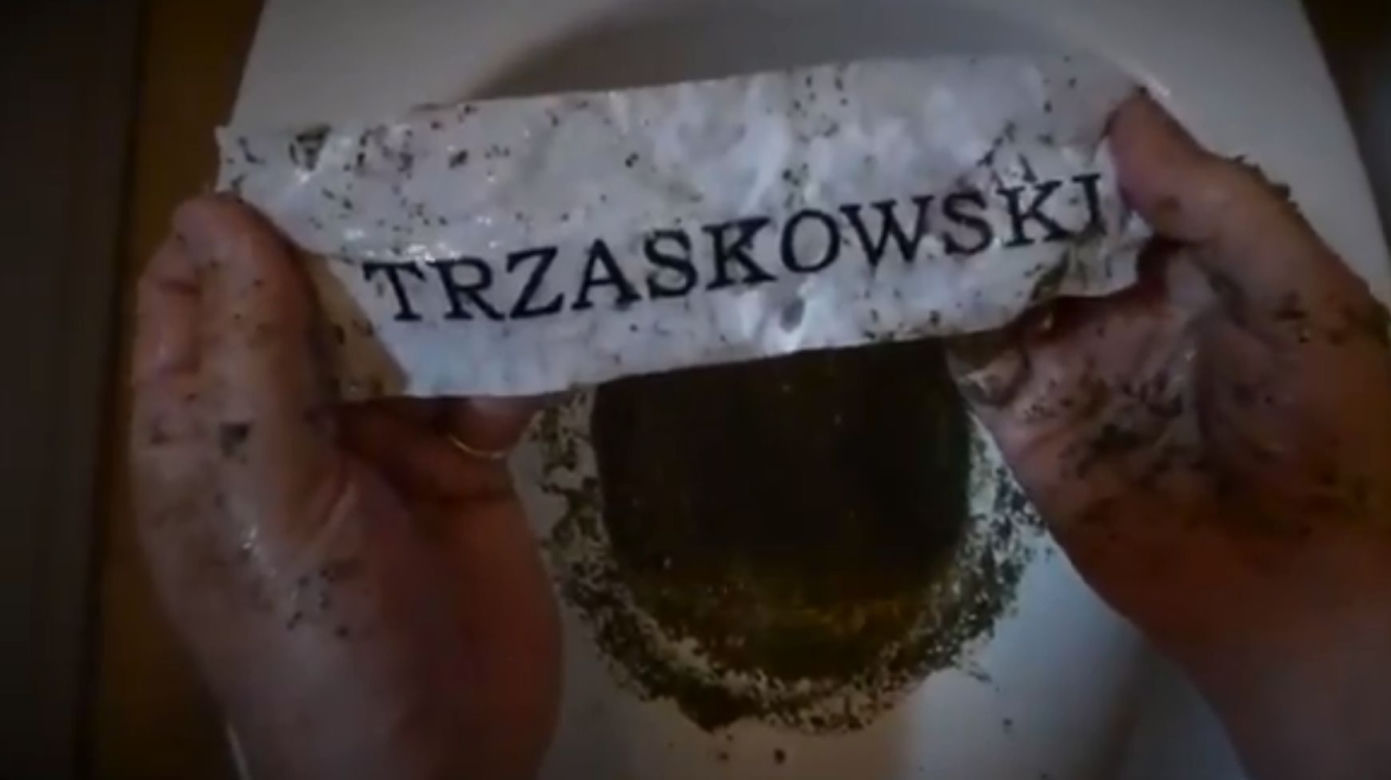 OBRZYDLIWE! Cejrowski zanurza ręce w sedesie i wyciąga kartkę z nazwiskiem kandydata! WYBORY 2020 