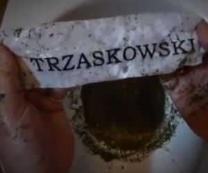 OBRZYDLIWE! Cejrowski zanurza ręce w sedesie i wyciąga kartkę z nazwiskiem kandydata! WYBORY 2020 