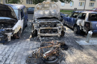 Potworne krzyki i wielki huk. Ktoś wysadził samochody na Saskiej Kępie
