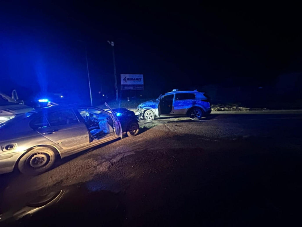 Zniszczone radiowozy po pościgu Wierzbna