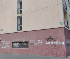 Coraz więcej symboli, napisów i obraźliwych haseł na praskich budynkach