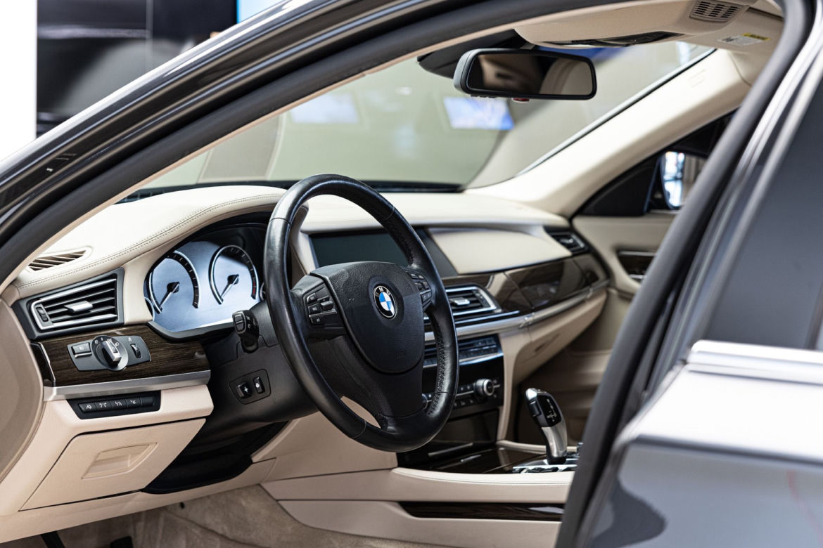 Robert Burneika jeździ wycackanym BMW 750Li