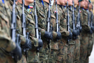 Pobór do armii? Polacy podzieleni niemal po połowie 