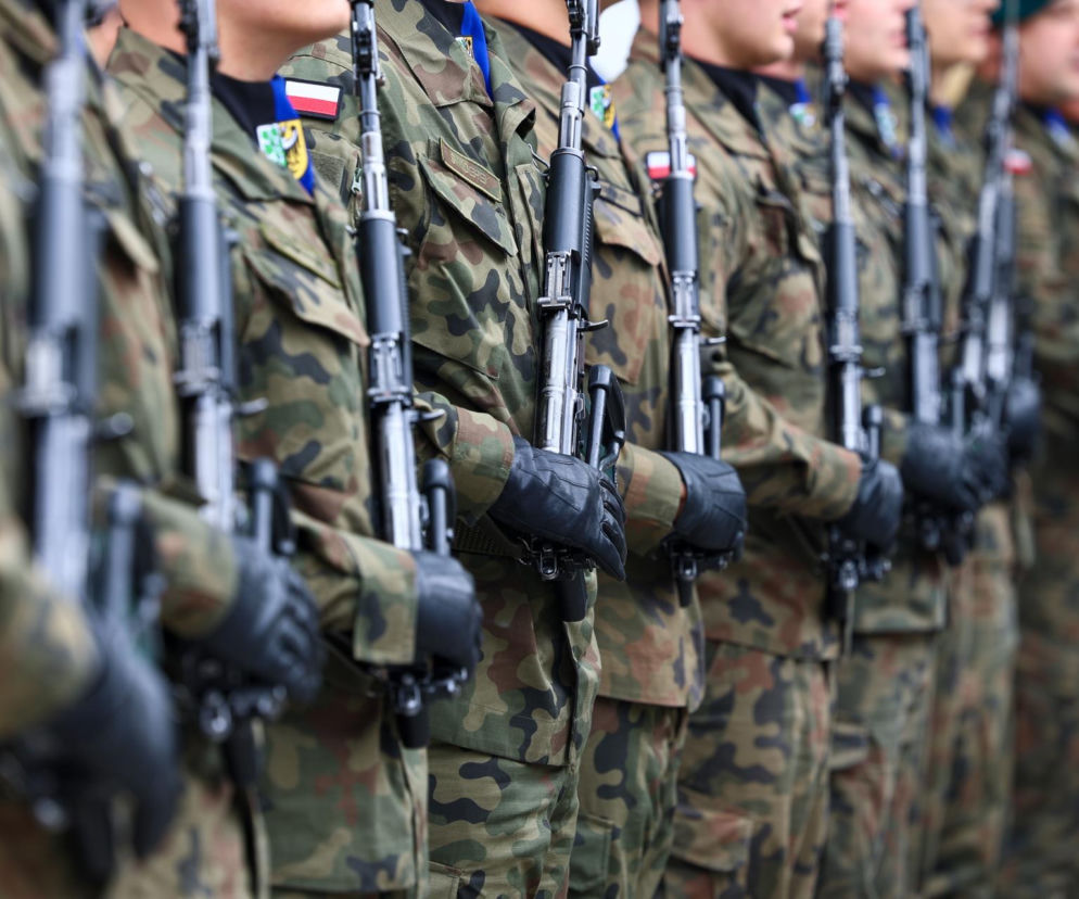 Szereg żołnierzy w mundurach moro trzyma karabiny. O sporze o służbę wojskową przeczytasz na SE Polityka.