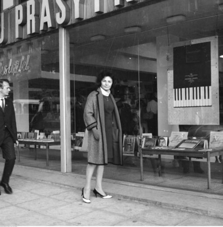 KMPIK w Warszawie, 1970r. Na pierwszym planie - była łączniczka AK Maria Danuta Kurowska - Źródło Narodowe Archiwum Cyfrowe fot. Grażyna Rutowska
