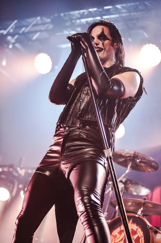 Skrupulatnie wyreżyserowany groteskowy spektakl okraszony nutą surrealizmu – Avatar zawładną Warszawą [RELACJA]