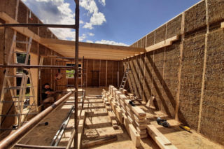 Nie zje go mysz, nie spali ogień. Poznaj technologię domów ze słomy, która potrafi przetrwać ponad 100 lat