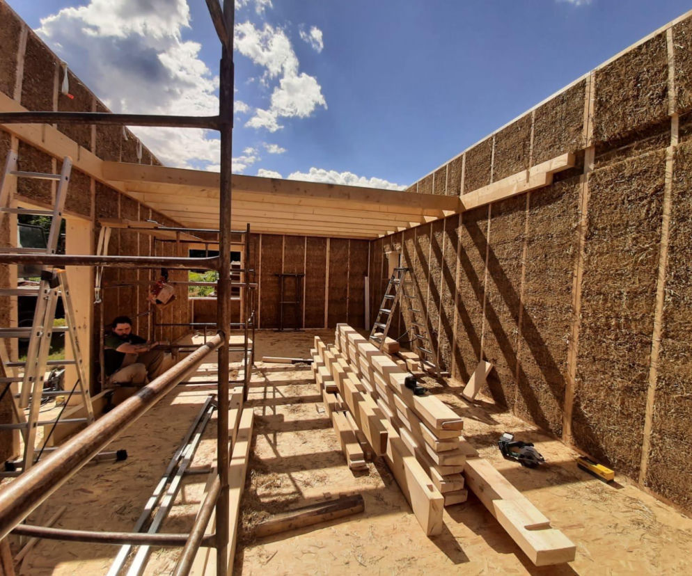 Dom z prefabrykatów drewniano-słomianych