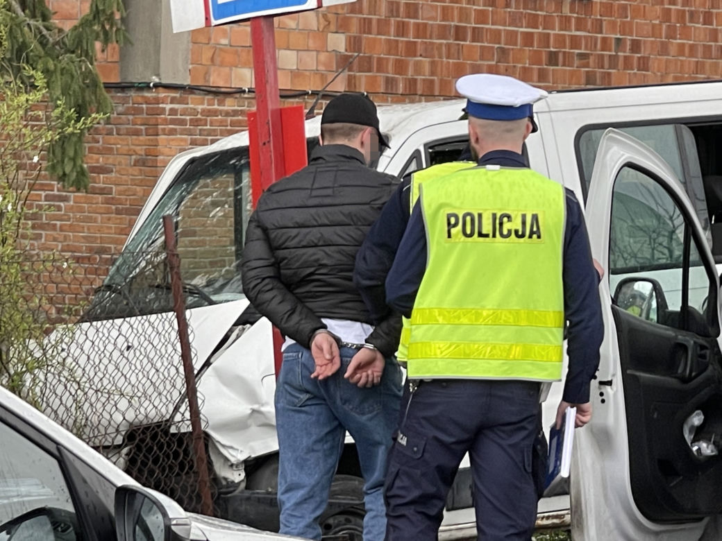 Dramat pod Wołominem. Pijany kierowca busa skosił dwóch pieszych. W akcji śmigłowiec LPR