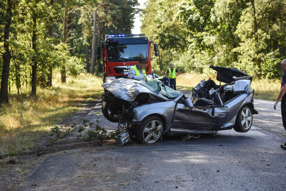Nastolatkowie roztrzaskali się w lesie