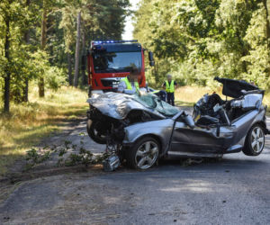 Nastolatkowie roztrzaskali się w lesie