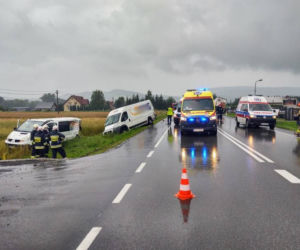 Łososina Dolna. Zderzenie dwóch dostawczaków. Ciężarówka chciała je minąć i skończyła w rowie