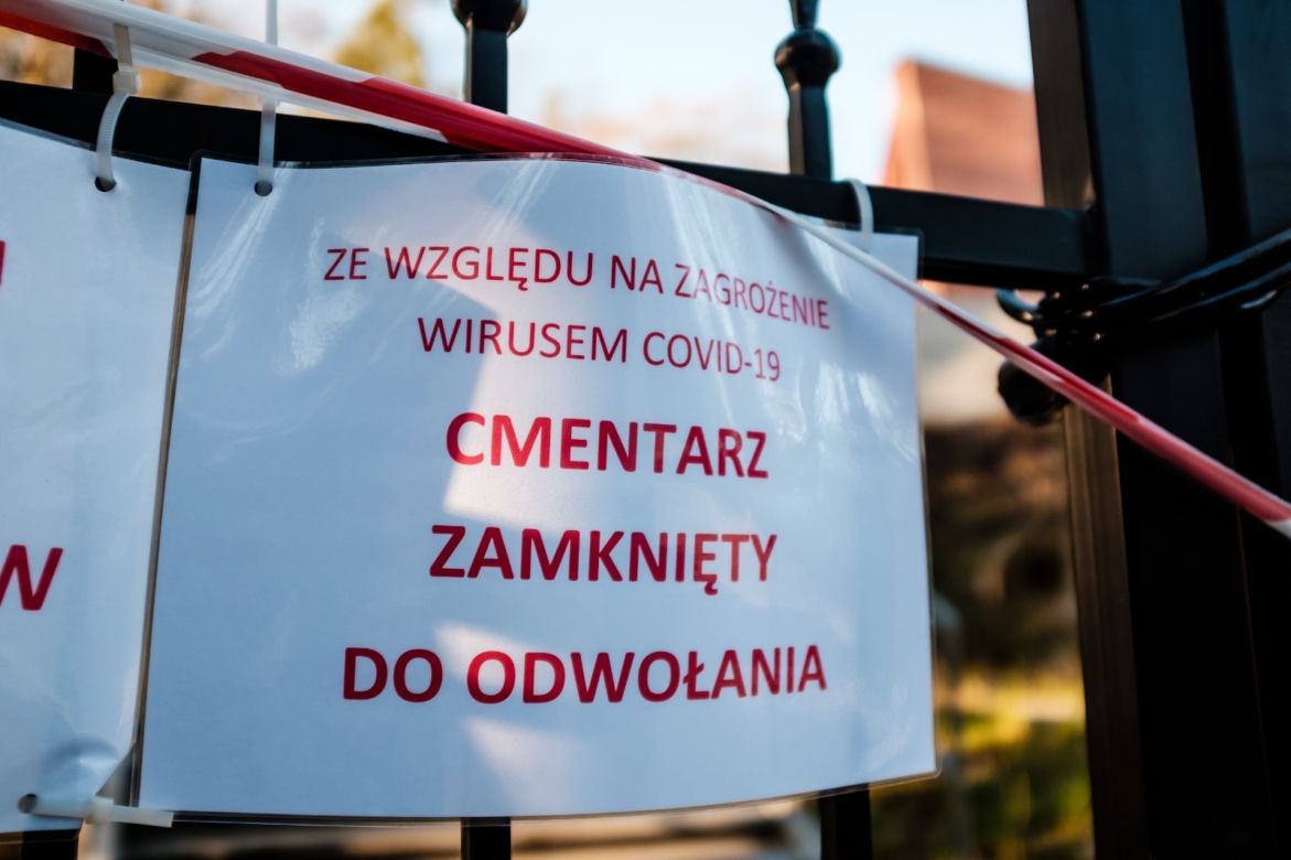 Koronawirus w Trójmieście. Zamiast po parku, plaży czy lesie ludzie spacerują po cmentarzach