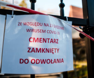 Koronawirus w Trójmieście. Zamiast po parku, plaży czy lesie ludzie spacerują po cmentarzach