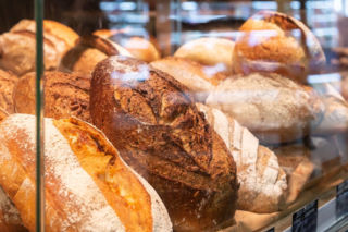 Kupujesz chleb babuni albo wiejski? Inspekcja ostrzega przed pułapką w nazwie