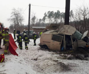 Śmiertelny wypadek w Lidzbarku. Bus uderzył w drzewo. Nie żyje młoda kobieta
