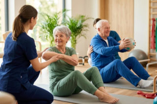 Seniorzy z Leszna zadbają o zdrowie. Rusza darmowa rehabilitacja
