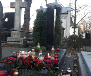 Groby sławnych Polaków w dzień Wszystkich Świętych