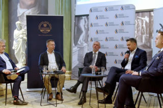 Euro zamiast złotego i koniec gotówki?