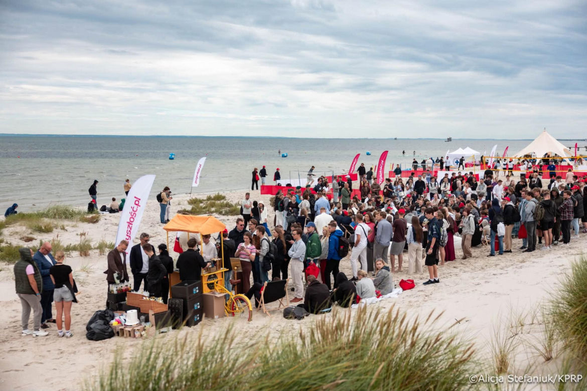 Pierwsza dama z matchą w dłoni