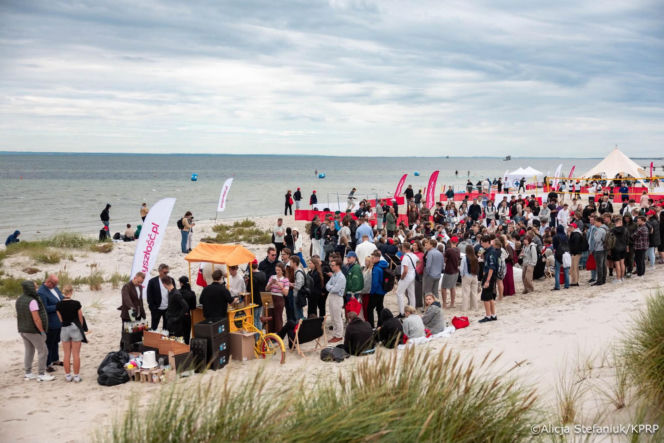 Pierwsza dama z matchą w dłoni