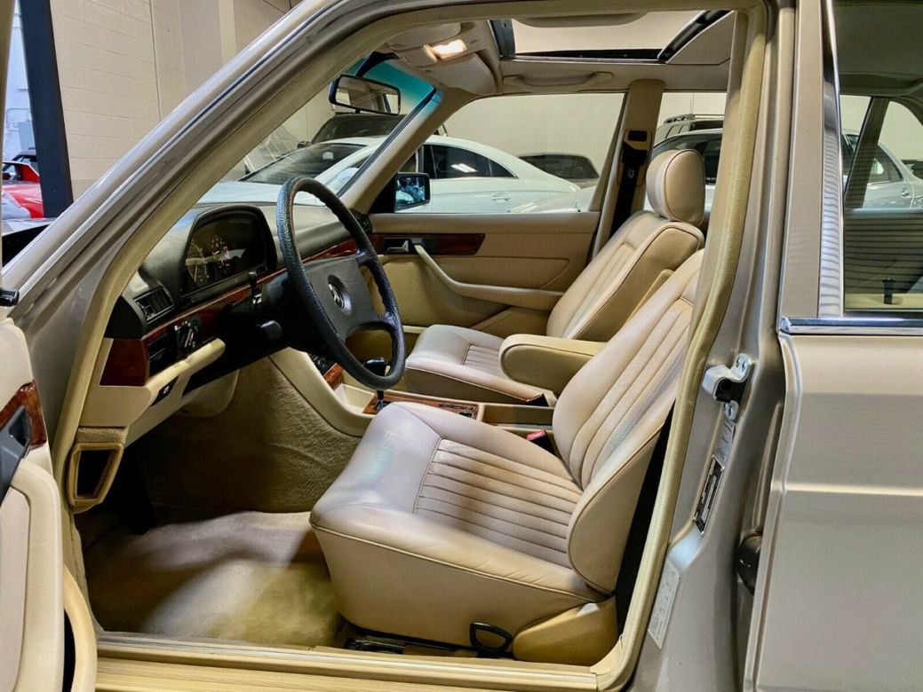 Mercedes W126 z przebiegiem 4696 km