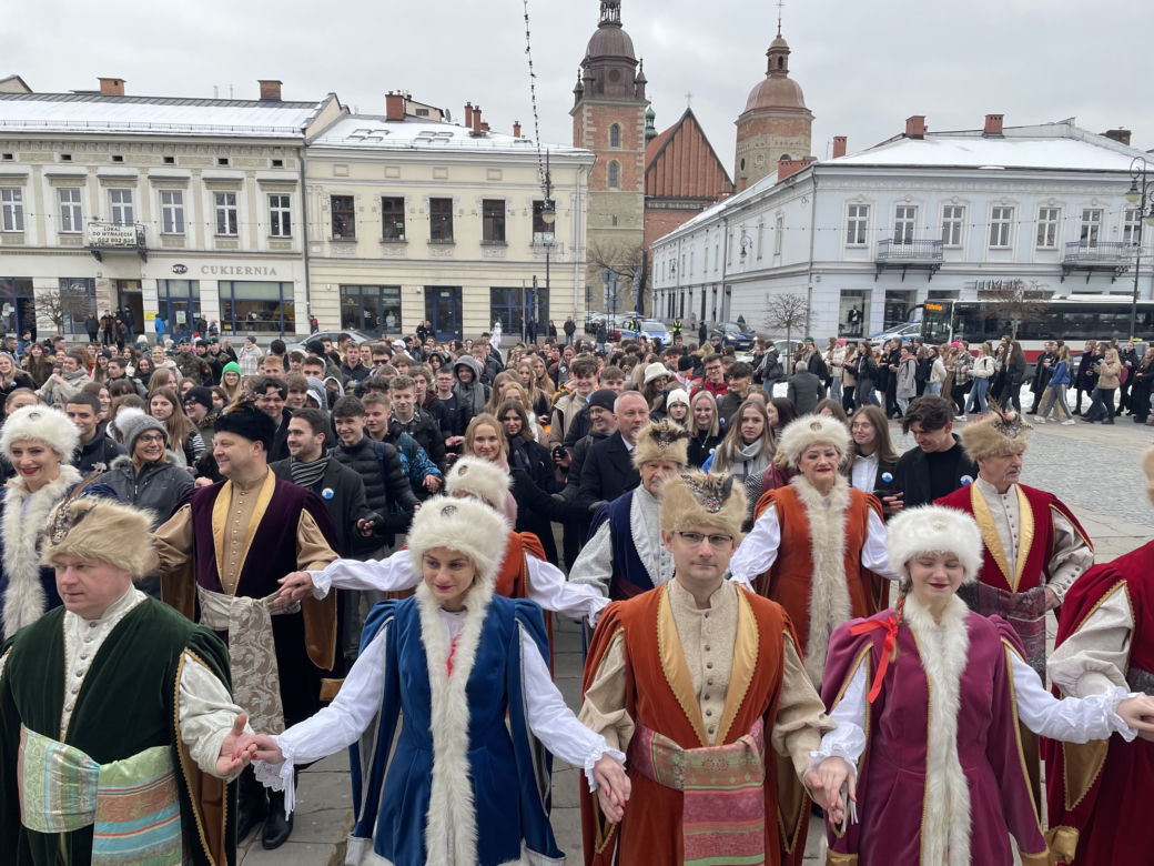 Maturzyści zatańczyli na Rynku poloneza