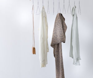 DIY: pomysł na wieszak na ubrania z metalowych wieszaków